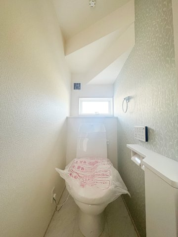 新築戸建・新築建売　福島市方木田字上原【長期優良住宅】吉井田小・福島一中のトイレ|小窓付きで自然光が入る明るくて爽やかなトイレ空間です！