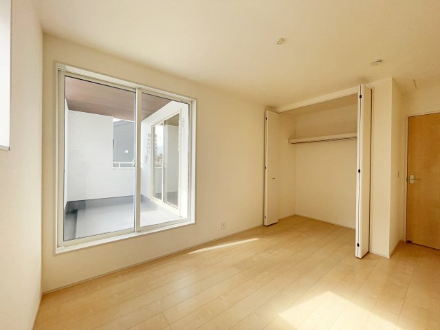 新築戸建・新築建売　福島市方木田字上原【長期優良住宅】吉井田小・福島一中の洋室|2面採光で明るい洋室です！ホワイト基調の爽やか空間からインナーバルコニーにも出られます♪