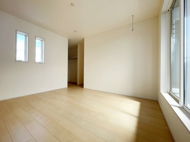 新築戸建・新築建売　福島市方木田字上原【長期優良住宅】吉井田小・福島一中の洋室|ナチュラルな光が差し込む2面採光の洋室です！ホワイト基調で清楚感たっぷり♪