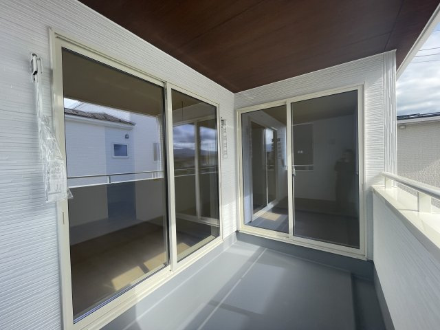 新築戸建・新築建売　福島市方木田字上原【長期優良住宅】吉井田小・福島一中のバルコニー|インナーバルコニーは天候に左右されずに、プライベートな空間でくつろぎや洗濯物干しに最適！