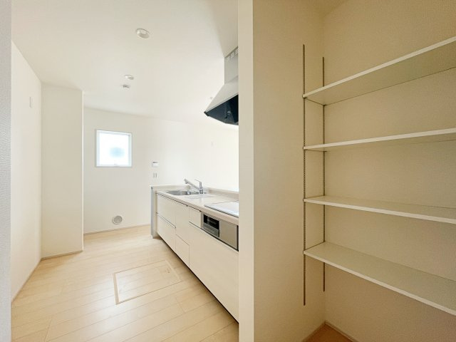 新築戸建・新築建売　福島市方木田字上原【長期優良住宅】吉井田小・福島一中の収納|キッチン隣にはあると便利な可動棚付き収納！普段使いの多いものなど収納に便利！
