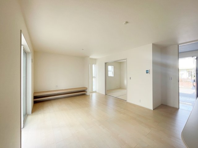 新築戸建・新築建売　福島市方木田字上原【長期優良住宅】吉井田小・福島一中の居間・リビング|ダイニングには大きな窓があり明るい陽射しが差し込む開放的で心地よい空間です！