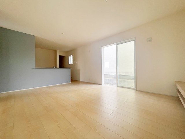 新築戸建・新築建売　福島市方木田字上原【長期優良住宅】吉井田小・福島一中の居間・リビング|ホワイトを基調とした明るく開放的なLDKです！