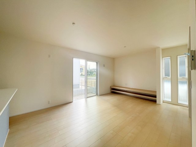 新築戸建・新築建売　福島市方木田字上原【長期優良住宅】吉井田小・福島一中の居間・リビング|テレビを配置するのに便利な棚付き！