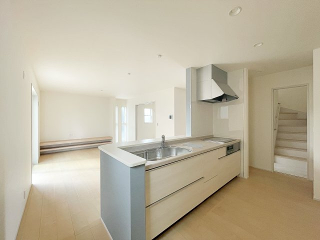 新築戸建・新築建売　福島市方木田字上原【長期優良住宅】吉井田小・福島一中のキッチン|カウンター越しに会話が弾む、家族とのつながりを感じられる対面キッチンです！