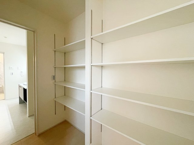 新築戸建・新築建売　福島市方木田字上原【長期優良住宅】吉井田小・福島一中の収納|キッチン後ろには大容量のパントリー付き！