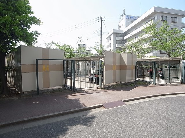 夢野ハイタウン1号棟のエントランス|駐輪、バイク置き場スペースも完備