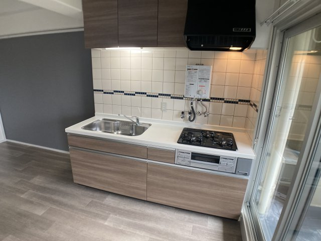 夢野ハイタウン1号棟のキッチン|システムキッチン、3口ガスコンログリル付きです