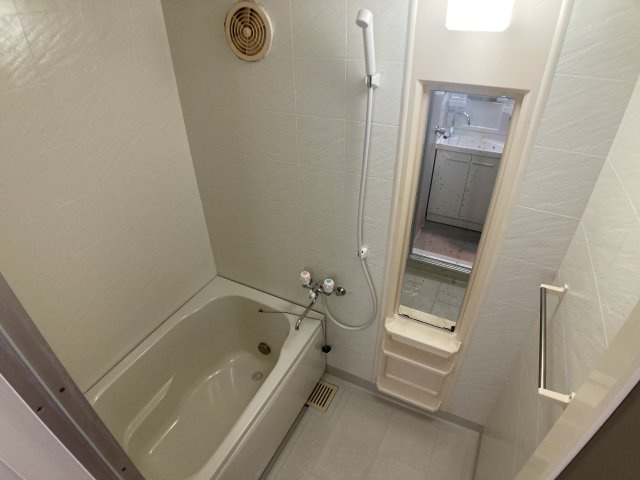 夢野ハイタウン1号棟の浴室|追炊・鏡も完備のバスルーム