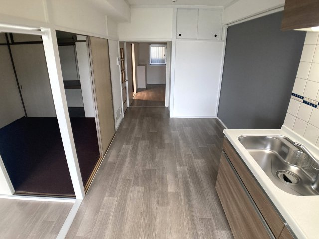 夢野ハイタウン1号棟の内装|お洒落なデザインクロスを採用したリビング