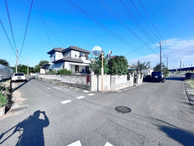 久喜市菖蒲町下栢間　中古一戸建ての前面道路含む現地写真