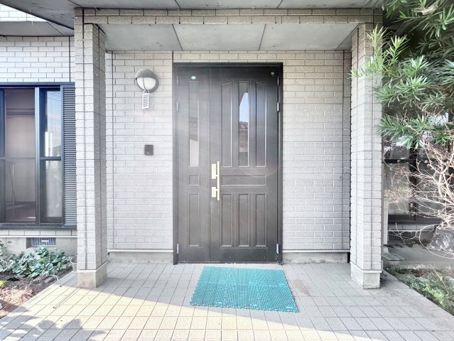 久喜市菖蒲町下栢間　中古一戸建ての玄関
