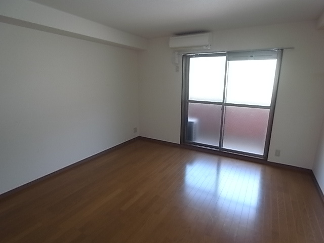 ロイヤルイン北野坂の洋室