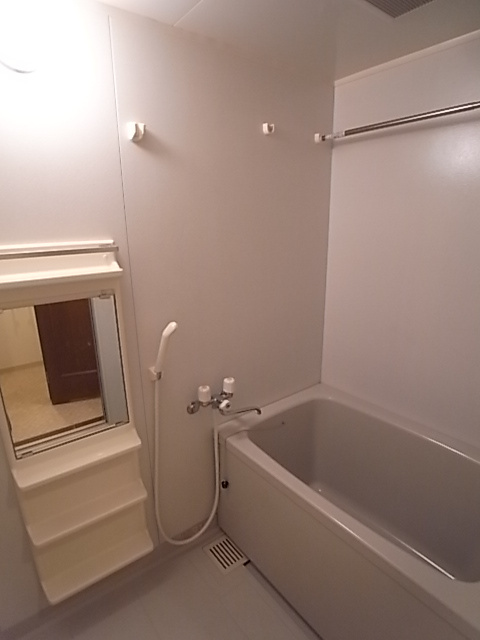 ロイヤルイン北野坂の浴室