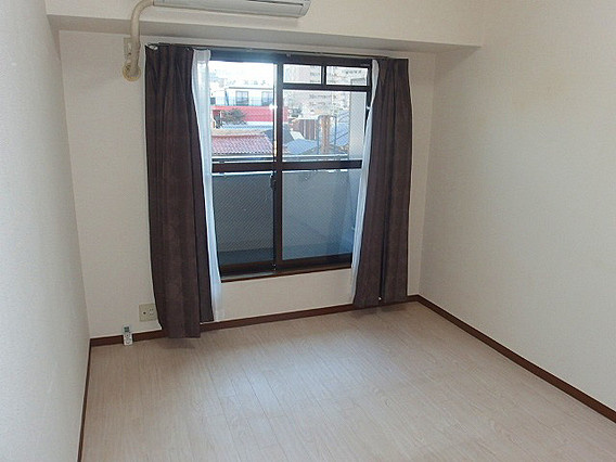 ブルーム神戸三宮の洋室