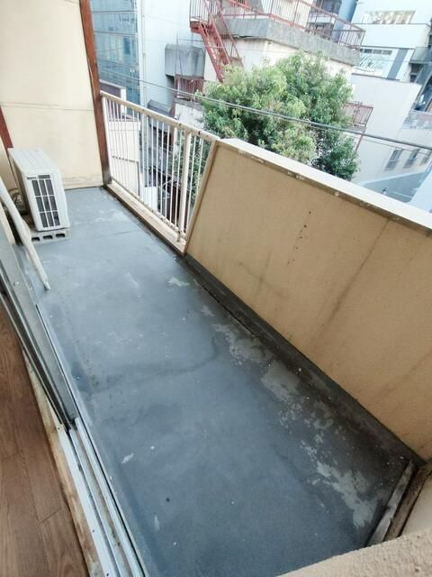 乾木工芸ビルのバルコニー