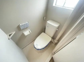 【トイレ】 | 浅香山住宅 13号棟 | トイレにも小窓あり
匂いや湿気も気になりません