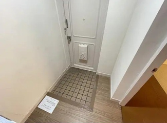 【玄関】 | 浅香山住宅 13号棟 | アクセントカラーのクロスがお部屋を明るく柔らかい空間にしています。