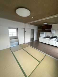 【居間・リビング】 | 浅香山住宅 13号棟 | キッチンに続く和室　南向きで明るく、気持ちよくお過ごしいただけます