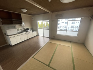 【居間・リビング】 | 浅香山住宅 13号棟 | 南からの日がさしこみ明るいキッチンです