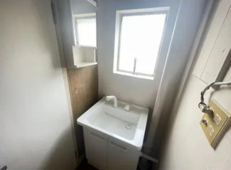【洗面所】 | 浅香山住宅 13号棟 | 正面に小窓あり　自然光でメイクも自然な仕上がりに

