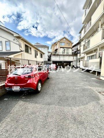 千里ロイヤルハイツの駐車場