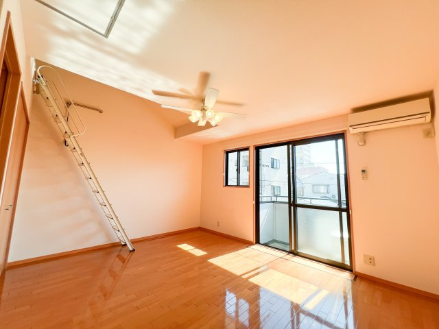 ヴィラソレイユの居間・リビング