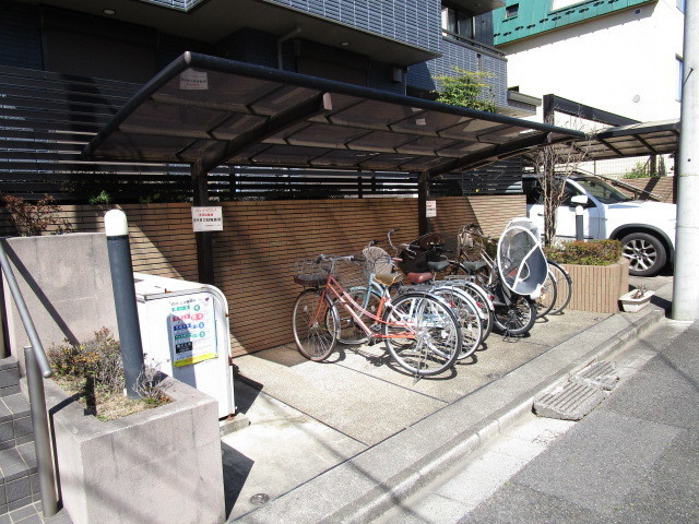 メゾン・ド・ピアレスのその他共用部分|屋根付き駐輪場