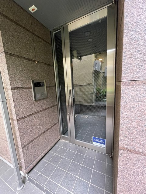 メゾン・ド・ピアレスのエントランス|オートロック付きのエントランス