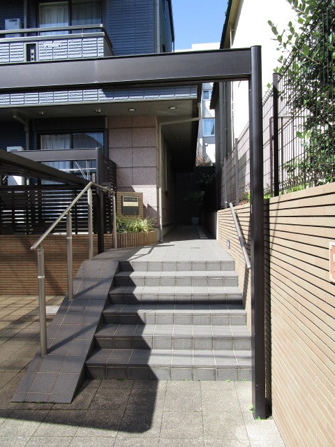 メゾン・ド・ピアレスのエントランス|エントランス