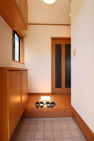 花畑中垣貸家の玄関|シューズボックス付きの玄関です☆