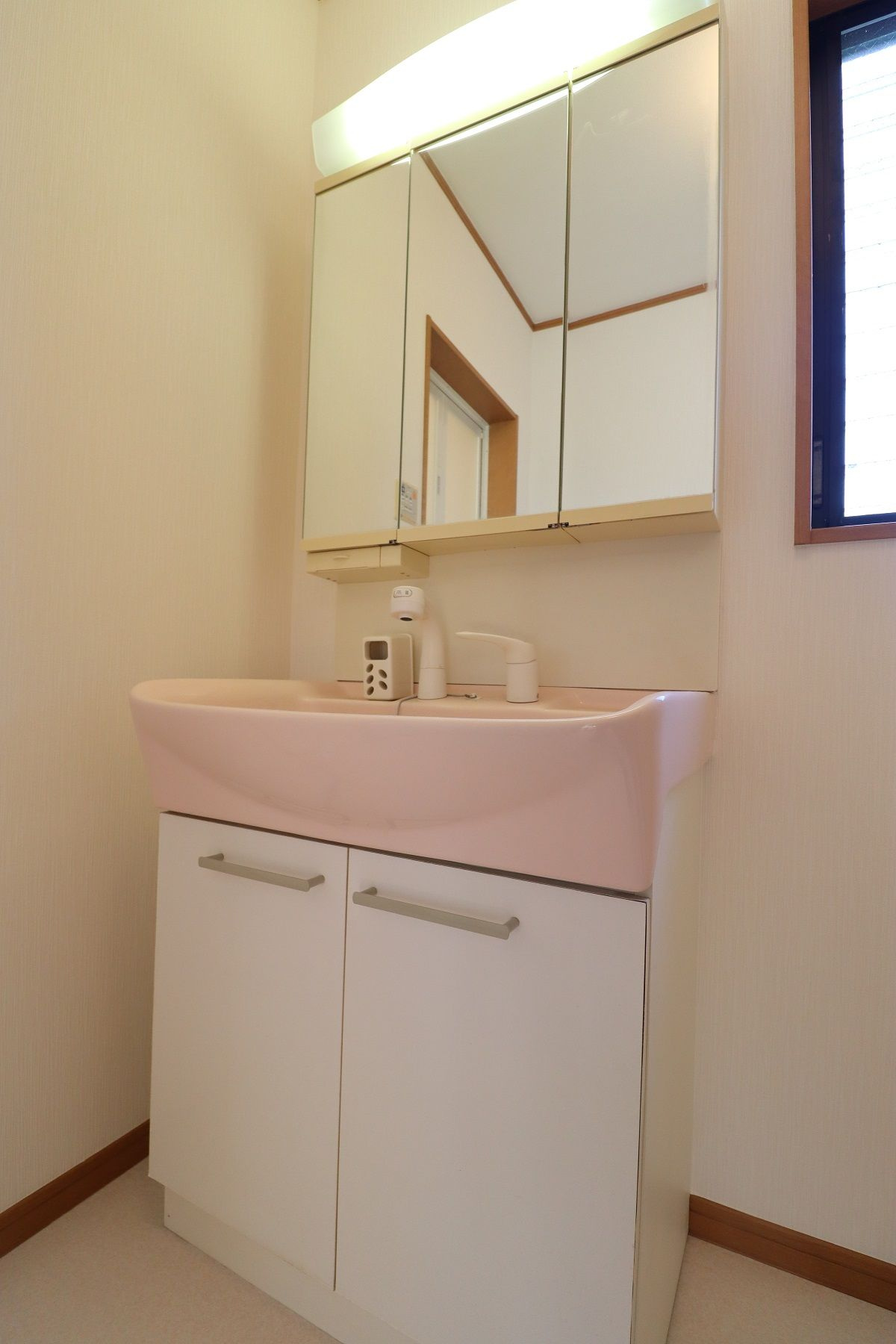 花畑中垣貸家の洗面所|広い洗面スペースです★