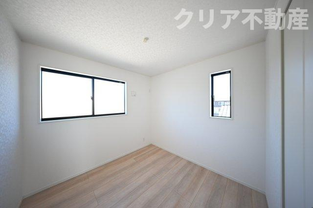 【洋室】 | 足利市福富町第４　クレイドルガーデン　4号棟 | 2面採光の洋室は日当たりがよくあったか♪