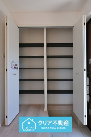 【玄関】 | 足利市福富町第４　クレイドルガーデン　4号棟 | 大型のシューズボックスがあるので、家族全員の靴をしっかり収納！玄関スッキリ！