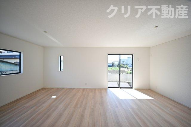 【居間・リビング】 | 足利市福富町第４　クレイドルガーデン　4号棟 | 日当たりがよく広いリビングは家族が自然と集まる居心地の良い空間です♪