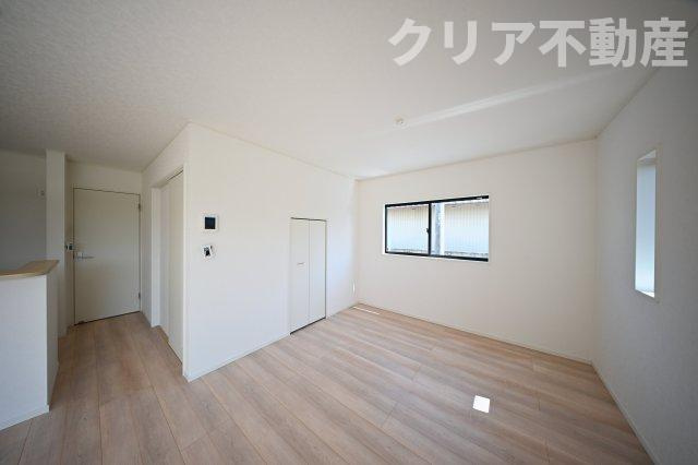 【居間・リビング】 | 足利市福富町第４　クレイドルガーデン　4号棟 | 大型ＴＶも余裕で置けちゃう！ワイドなリビングで家族団らんの時間も増えそうですね♪