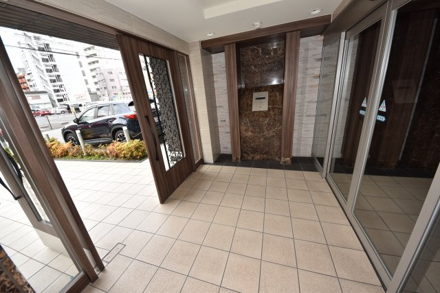 プレサンス難波フィネストのエントランス