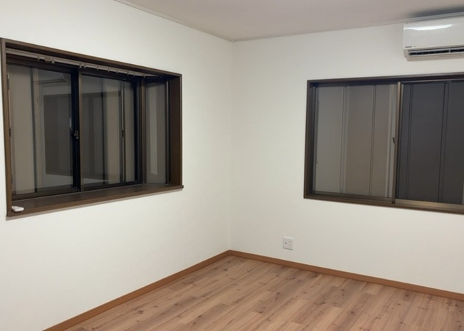 【寝室】 | 寝室でゆっくりと過ごすためにはベッド周りの適度な空間を担保することや窓の位置、照明の明るさ、寝室の広さなどを考える必要があります。自身や家族の構成とライフスタイルに併せて寝室にする部屋を選びましょう！
