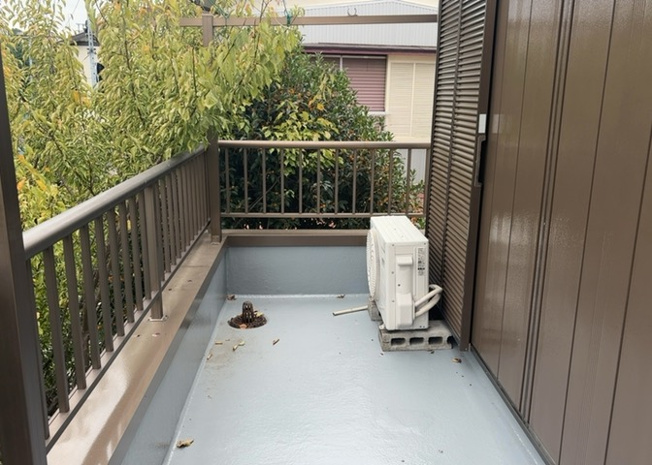 【バルコニー】 | バルコニーは、室外の専用スペースのうち、「屋根がなく開放された空間」であるものを指します。ベランダより広いタイプのものが多く、日当たりもよいため家庭菜園などを楽しみたい人にとって適した環境となります。