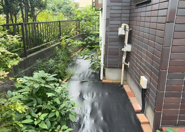 【庭】 | 庭があることでガーデニングや家庭菜園はもちろん、こどもの遊び場やペットを放して遊ぶことができます。また、家の周囲に余裕があるということです。隣地との間があれば、十分な日当たりと、風通しが確保できます。