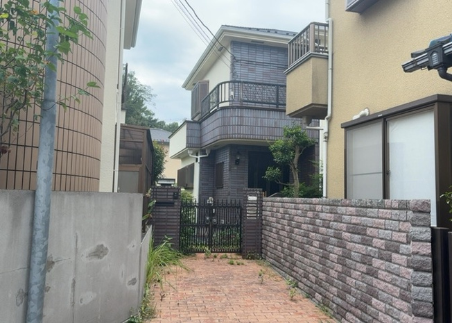 【前面道路含む現地写真】 | 住宅用の土地では前面道路に2m以上接していなければならないと法律で定められています。しかし、お持ちの車のサイズやライフスタイルなどにより、2mでは利便が悪い場合もございますので、事前に確認しましょう。