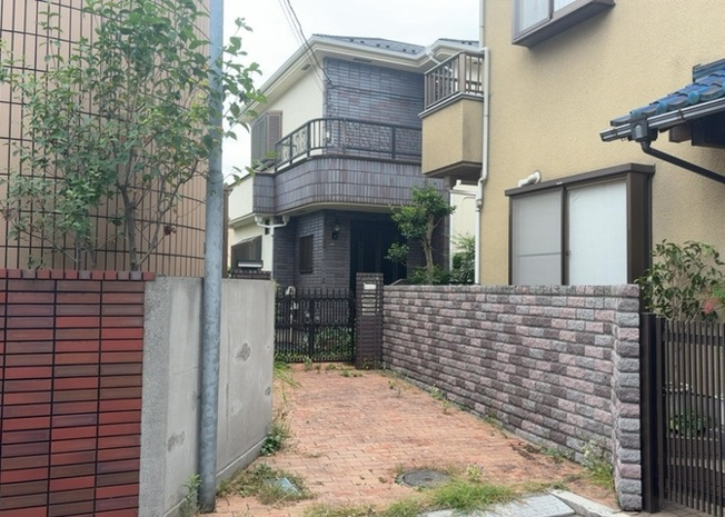 【前面道路含む現地写真】 | お持ちの車種によっては前面道路が広い方が便利でしょう。しかし、前面道路が広ければその分交通量が多くなるため、騒音などが気になる場合があります。実際に現地を見学し、周辺交通量や騒音などを確認しましょう！