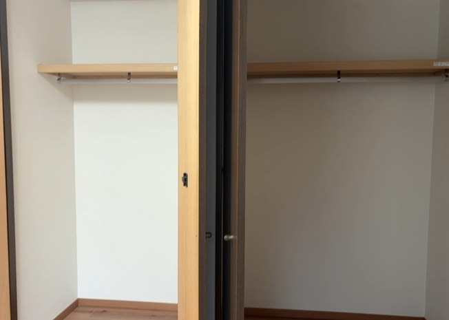 【収納】 | ウォークインクローゼットがあれば、クローゼット内でコーディネートが完成できますし、季節の変わり目に行う衣替えの手間も省けます。また、スーツケースなど大きいものもしまうことができ使い勝手がよいです。