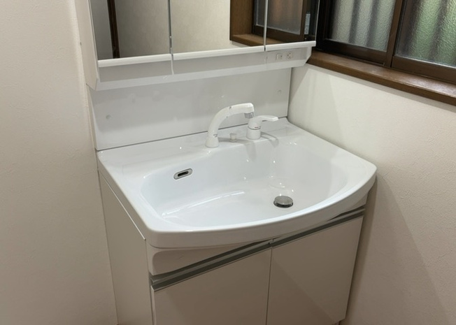 【独立洗面台】 | 洗面化粧台では顔を洗ったり、身だしなみを整えることが本来の使い方ですが、用途によっては洗面化粧台に求められる機能が違ってくるため、ご自身や家族のライフスタイルに合ったものを選ぶことをおすすめ致します。