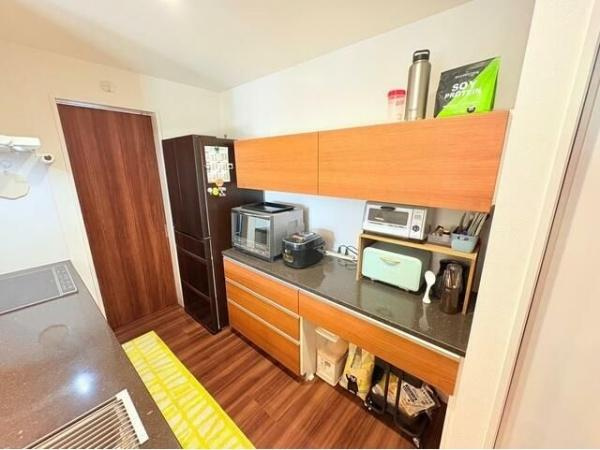 京が丘南４丁目　中古戸建のキッチン|備え付けカップボードがあり便利！