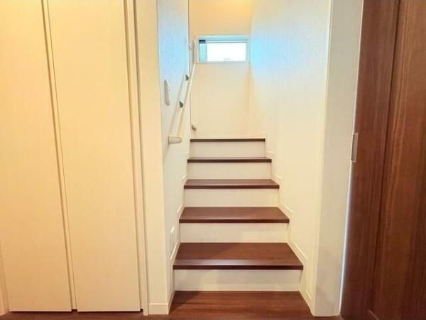 京が丘南４丁目　中古戸建の内装|階段には手すりがついていて安心できます！