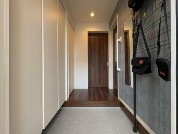 京が丘南４丁目　中古戸建の玄関|アクセントクロスでオシャレ♪