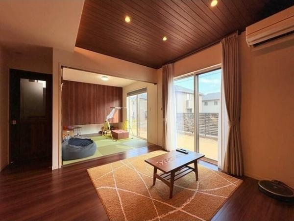 京が丘南４丁目　中古戸建の居間・リビング|天井のアクセントクロスもオシャレ！