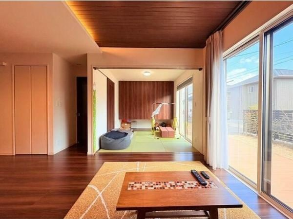 京が丘南４丁目　中古戸建の居間・リビング|リビング横の和室でゆっくり♪
