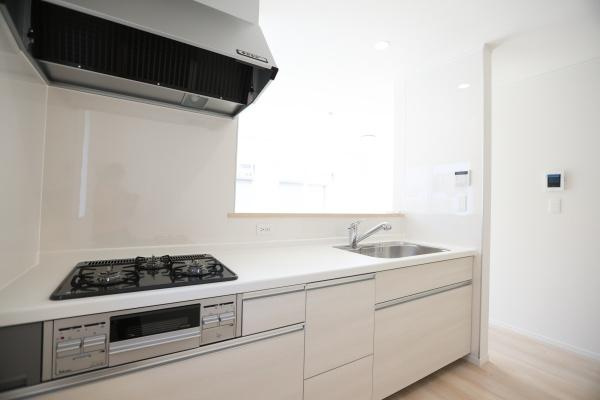 泉町第1-1号棟のキッチン|明るく清潔感のあるキッチンです。シンプルなデザインが空間をすっきりと見せます。作業スペースも十分に確保されています。収納も豊富で使い勝手に配慮されています。手入れがしやすい設計です。